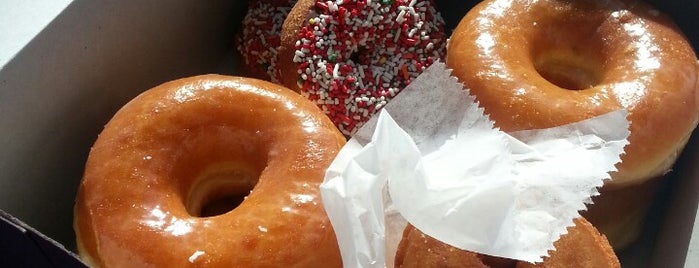 Randy's Donuts is one of Los Angeles Must's.