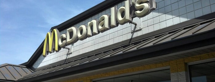 McDonald's is one of Locais curtidos por Bobby.