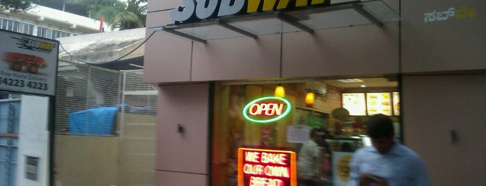 Subway is one of Locais curtidos por Samar.