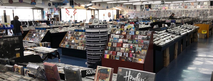 CD Trader is one of record stores // la.
