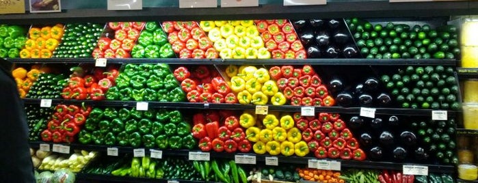 Whole Foods Market is one of Tempat yang Disukai OMAR.