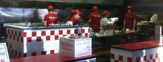 Five Guys is one of Nathan Danielさんのお気に入りスポット.