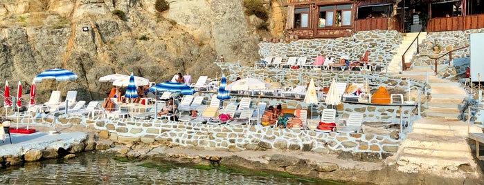 Kilyos Zuğa Beach Cafe is one of Posti che sono piaciuti a Nedim.