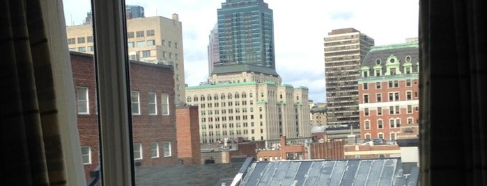 Novotel Montreal Centre is one of Les meilleures terrasses de Montréal.