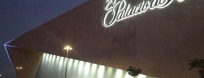 El Palacio de Hierro is one of Gilmerさんのお気に入りスポット.