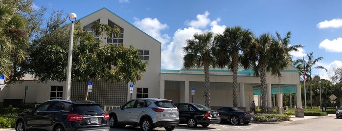 Gardens Branch Library is one of Tempat yang Disukai Kandyce.