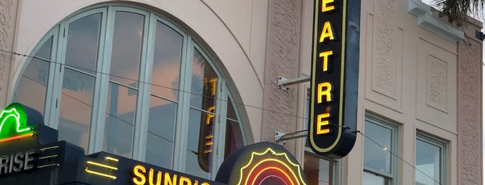 Sunrise Theatre is one of Posti che sono piaciuti a Lisa.