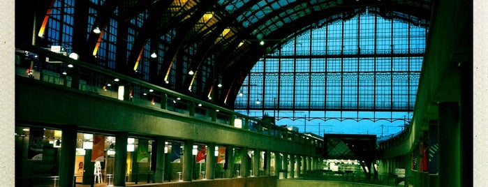 Station Antwerpen-Centraal is one of Tempat yang Disukai Guillermo A..