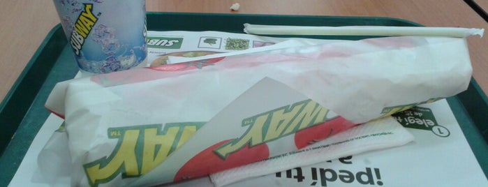 Subway is one of Favoritos.