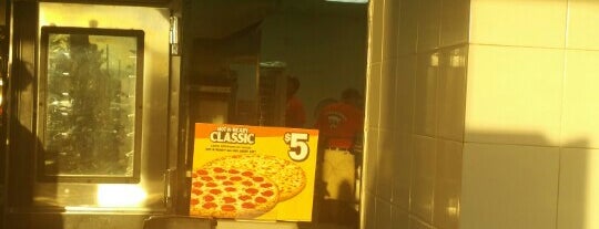 Little Caesars Pizza is one of สถานที่ที่ Tyler ถูกใจ.