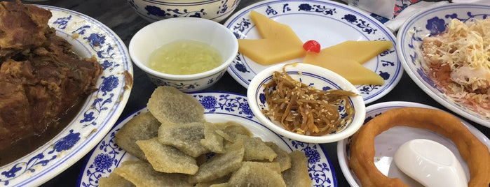 海碗居老北京炸酱面 is one of Lieux sauvegardés par Yongsuk.
