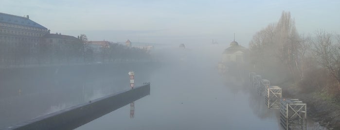 Hlávkův most is one of Pražské mosty.