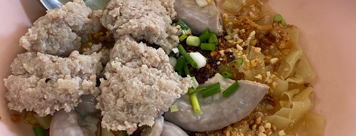ก๋วยเตี๋ยวปีนรั้ว is one of Bkk Food.
