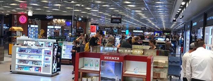 Dış Hatlar Free Shop is one of Lugares favoritos de TnCr.