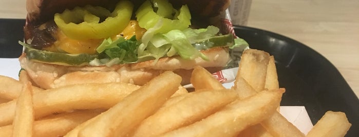 The Habit Burger Grill is one of Orte, die Cristián gefallen.