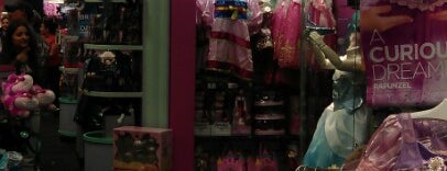 Disney Store is one of Danさんの保存済みスポット.