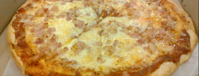 Fatboy's Pizza Pasta is one of Foodtrip and Les Chill Baby! :).