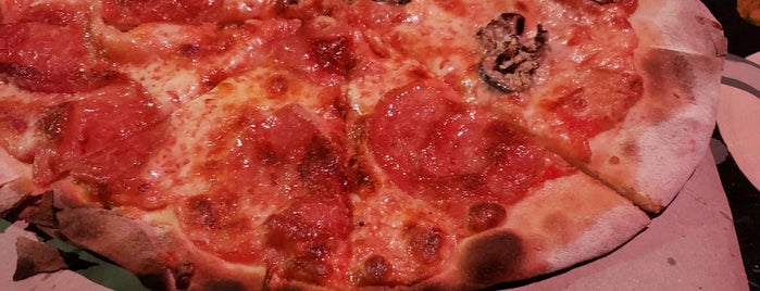 Pizza Papi is one of สถานที่ที่บันทึกไว้ของ Mel.