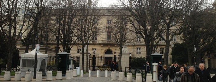 Embassy of the United States of America is one of สถานที่ที่ jean-baptiste ถูกใจ.