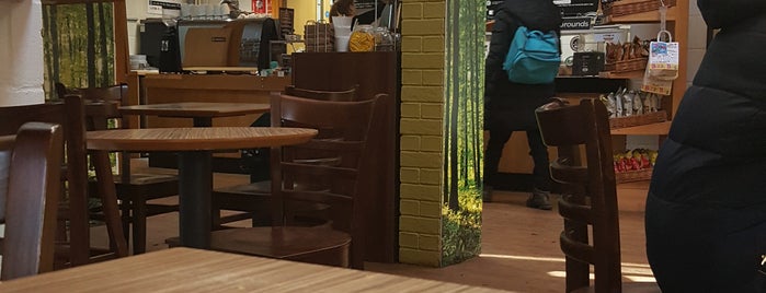 Grounds Cafe is one of Lugares favoritos de süha.