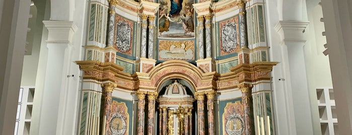 Catedral Metropolitana Santa María La Antigua is one of Locais curtidos por Kimmie.