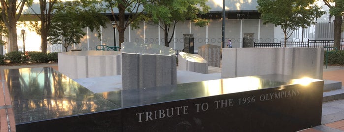 Centennial Park Leaves of Honor is one of สถานที่ที่ Lizzie ถูกใจ.