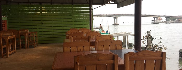 ร้านบ้านพุทธรักษา ขายอาหารซีฟู้ด บางตะบูน เพชรบุรี is one of ร้านอาหารแถวโรงงาน.