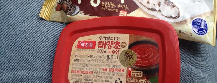 Mu Gung Hwa (무궁화) Korean Supermarket is one of Posti che sono piaciuti a Andre.