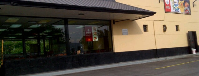 McDonald's is one of Tempat yang Disimpan Victor Christian.