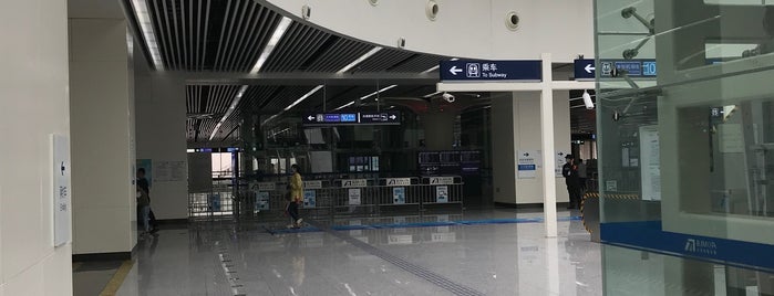 Caoqiao Metro Station is one of Lugares favoritos de leon师傅.