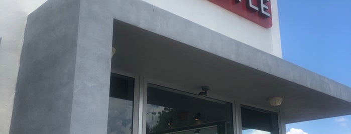 Chipotle Mexican Grill is one of สถานที่ที่ Murat ถูกใจ.