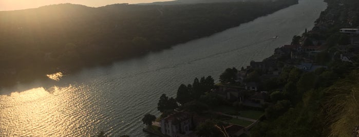 Covert Park at Mt. Bonnell is one of สถานที่ที่ Jacobo ถูกใจ.