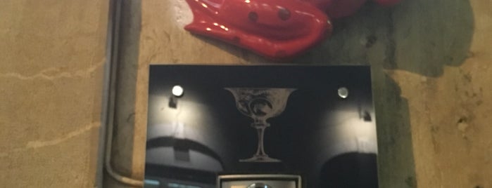 Red Frog Speakeasy Bar is one of Tempat yang Disukai Tiffany.