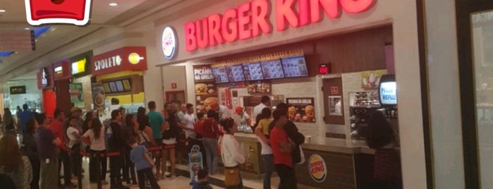 Burger King is one of Locais curtidos por Karina.