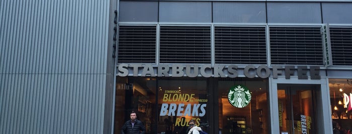 Starbucks is one of Lugares favoritos de Laura.