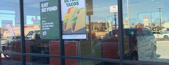 Del Taco is one of Leslie’s Liked Places.
