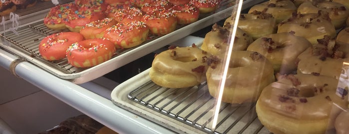 Kim's Donuts is one of Lugares favoritos de Jon.