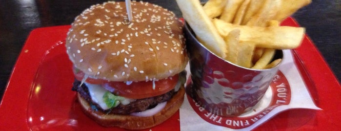 Red Robin Gourmet Burgers and Brews is one of Lieux qui ont plu à Mark.