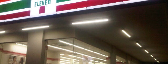 7-Eleven is one of Elnofianさんのお気に入りスポット.
