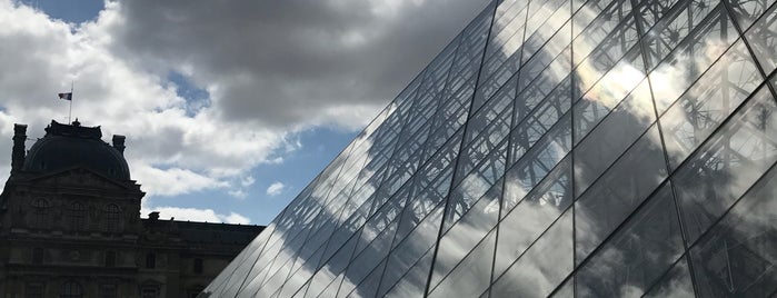 Museum Louvre is one of Tempat yang Disukai Merve.