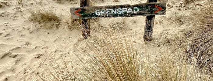 Grenspaal Bray-Dunes [FR] / De Panne [BE] is one of Lugares favoritos de Geert.