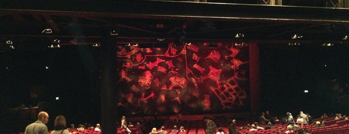Stage Theater im Hafen is one of Posti che sono piaciuti a Antonia.