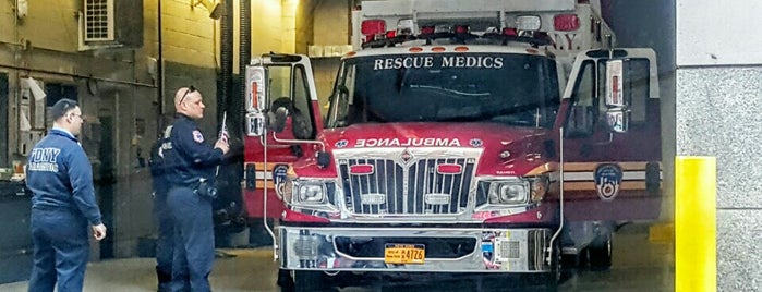 FDNY EMS Station 8 is one of JRAさんのお気に入りスポット.