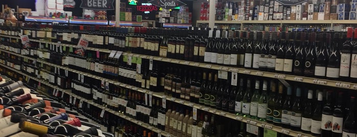 Spec's Wines, Spirits & Finer Foods is one of สถานที่ที่ Gregory ถูกใจ.