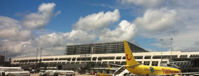 Stuttgart Manfred Rommel Airport (STR) is one of Tempat yang Disukai Bego.