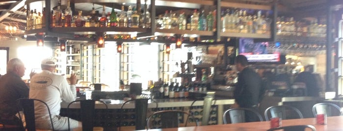 Tavern On The Coast is one of Tempat yang Disukai Toni.