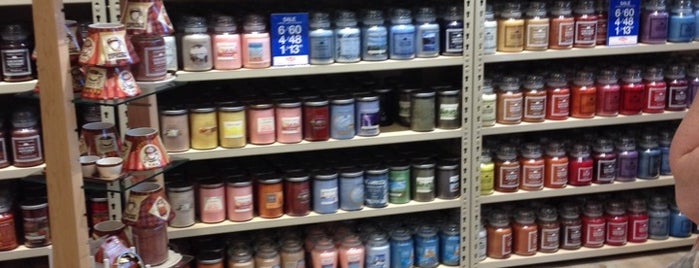 Yankee Candle Outlet is one of Locais curtidos por Kyra.