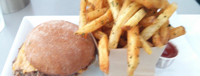 Burger Lounge Larchmont is one of Lugares favoritos de Wesley.