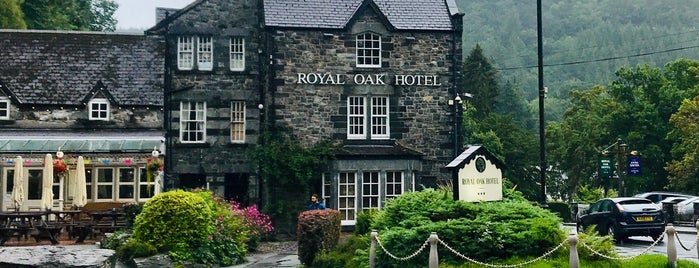 Royal Oak Hotel is one of Tempat yang Disukai Kunal.