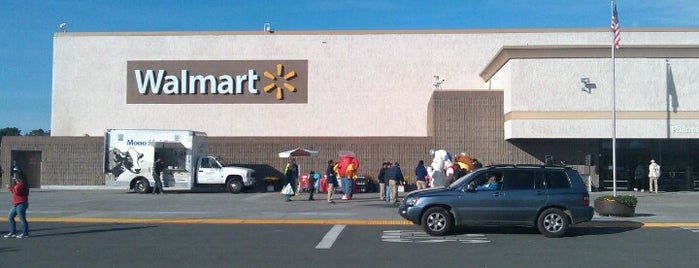 Walmart is one of Locais curtidos por Agu.
